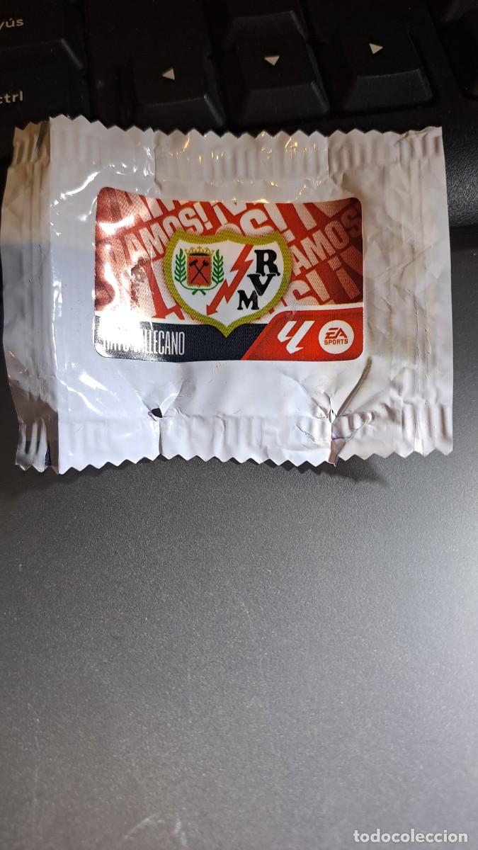 Coleccionismo cromos antiguos: CROMO ESCUDO RAYO VALLECANO CHICLE LIGA 2026 2027 26 27 ESTE PANINI NUNCA PEGADO