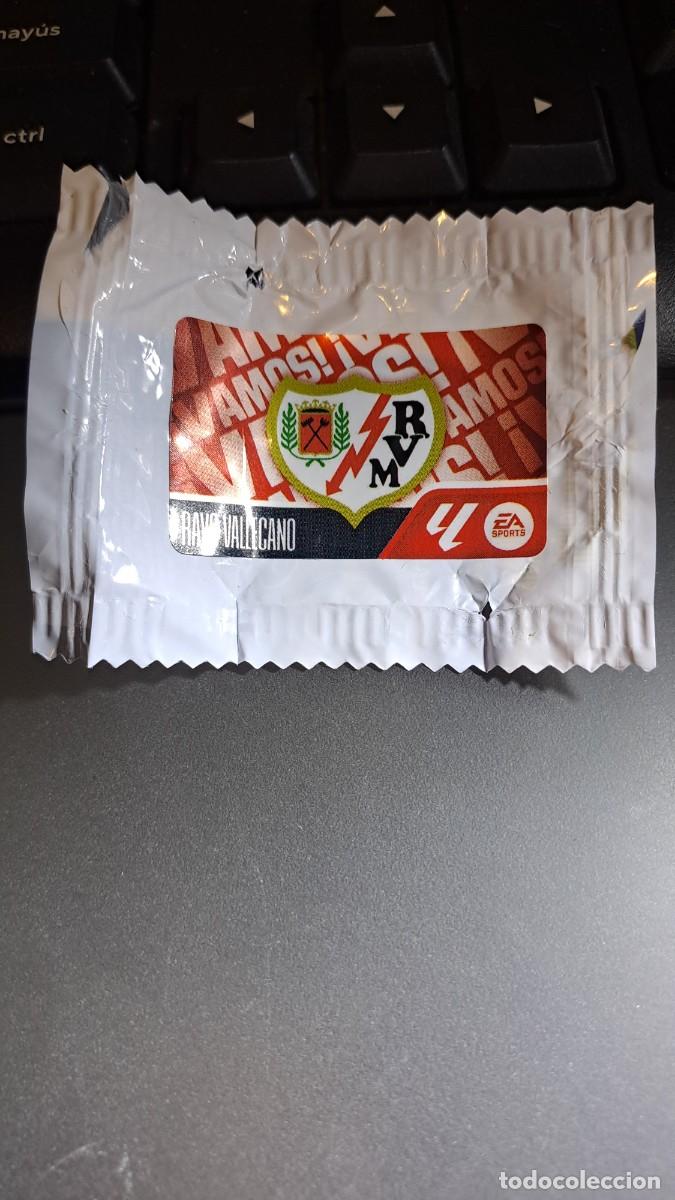 Coleccionismo cromos antiguos: CROMO ESCUDO RAYO VALLECANO CHICLE LIGA 2026 2027 26 27 ESTE PANINI NUNCA PEGADO