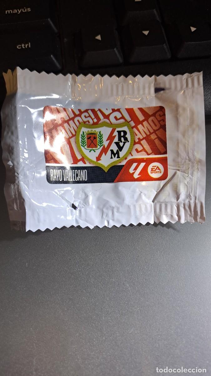 Coleccionismo cromos antiguos: CROMO ESCUDO RAYO VALLECANO CHICLE LIGA 2026 2027 26 27 ESTE PANINI NUNCA PEGADO