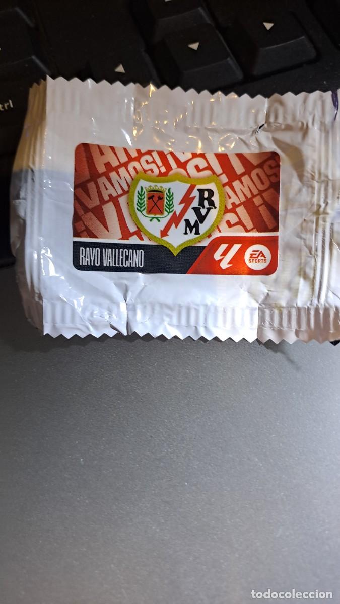 Coleccionismo cromos antiguos: CROMO ESCUDO RAYO VALLECANO CHICLE LIGA 2026 2027 26 27 ESTE PANINI NUNCA PEGADO