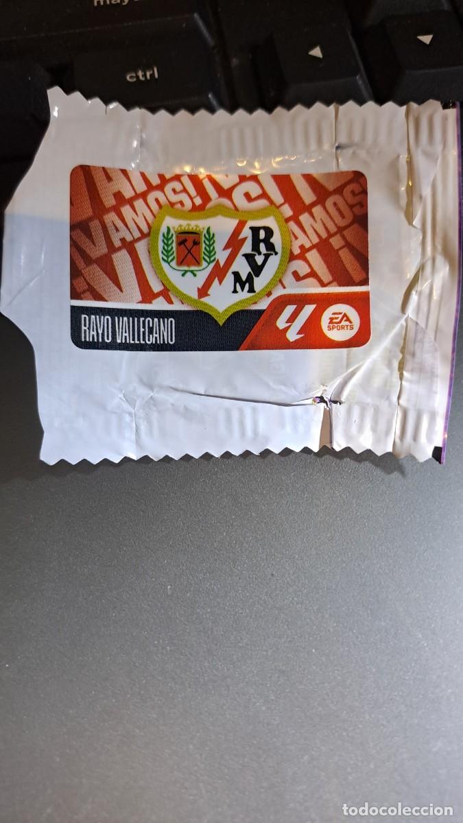 Coleccionismo cromos antiguos: CROMO ESCUDO RAYO VALLECANO CHICLE LIGA 2026 2027 26 27 ESTE PANINI NUNCA PEGADO