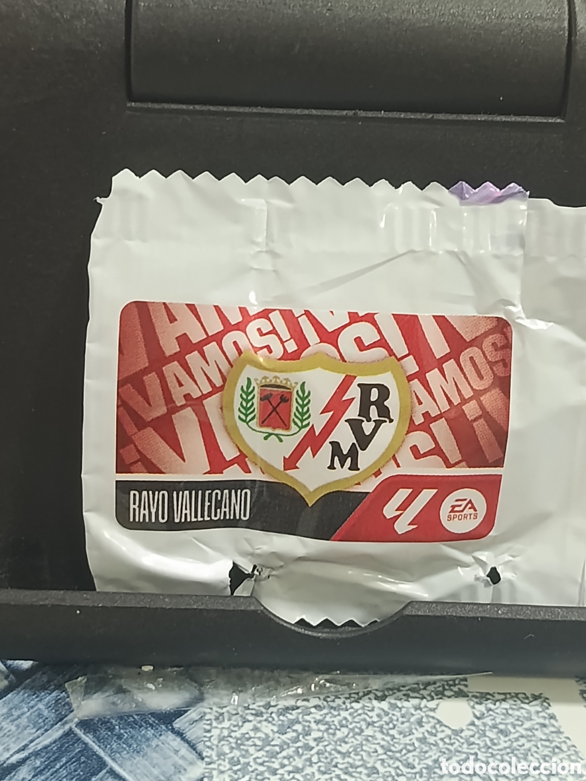 Coleccionismo cromos antiguos: ESCUDO RAYO VALLECANO VAMOS CROMO CHICLE LIGA ESTE 26 27 2026 2027 PANINI