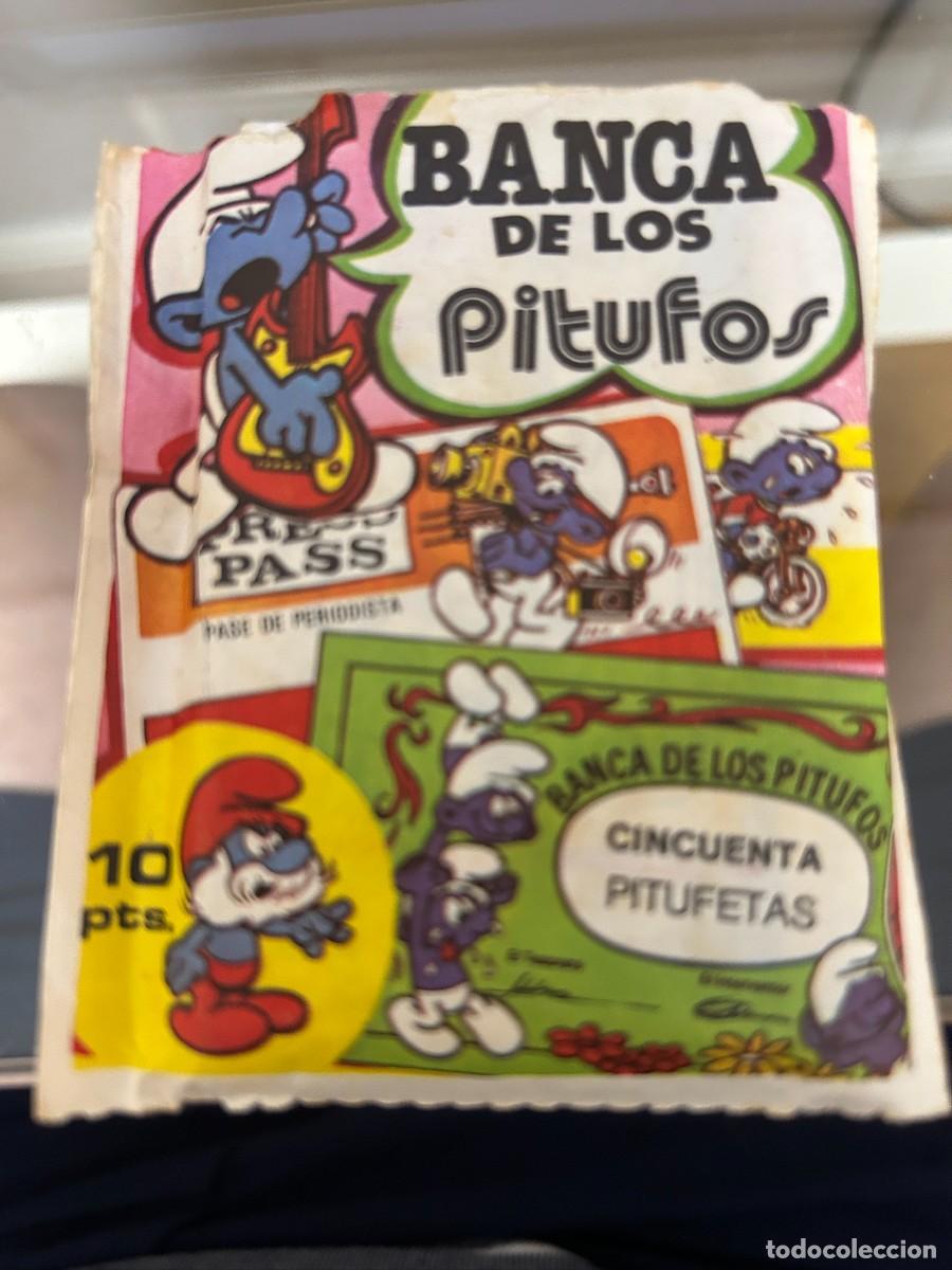 Coleccionismo cromos antiguos: banca de los pitufos sobre abieto con 15 tarjetas