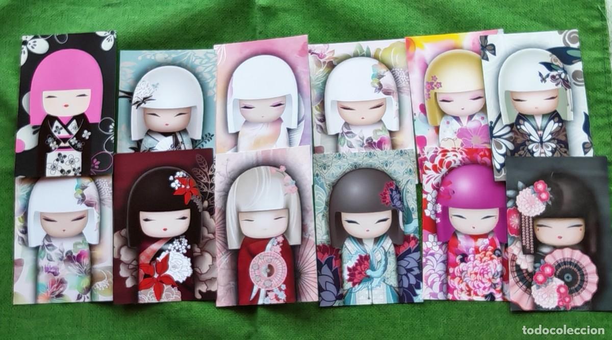 Collectable Antique Stickers: 12 Tarjetas fotogr&aacute;ficas coleccionables de la colecci&oacute;n oficial Kimmidoll lanzada por Panini,