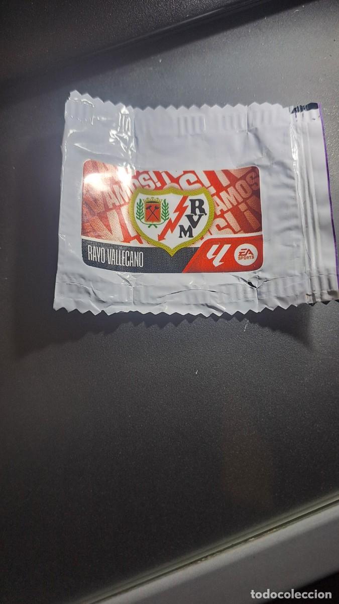 Coleccionismo cromos antiguos: CROMO ESCUDO RAYO VALLECANO CHICLE LIGA 2026 2027 26 27 ESTE PANINI NUNCA PEGADO