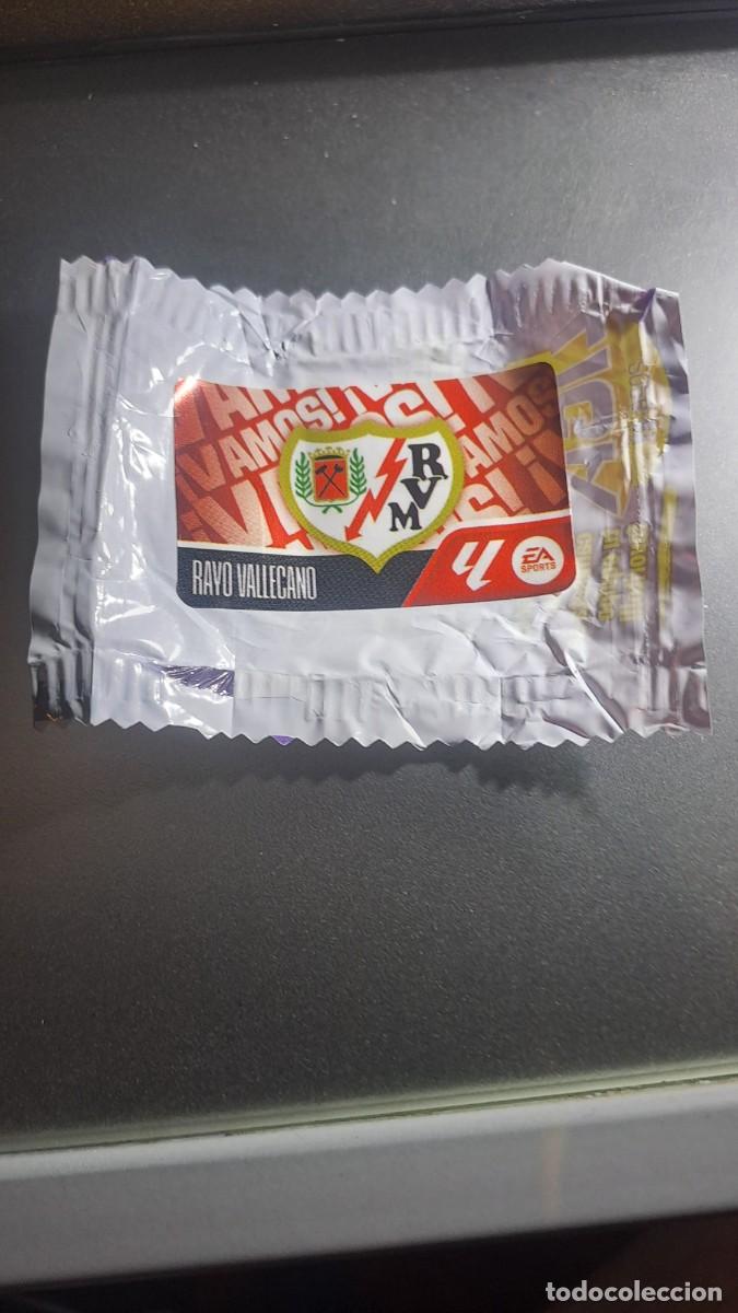 Coleccionismo cromos antiguos: CROMO ESCUDO RAYO VALLECANO CHICLE LIGA 2026 2027 26 27 ESTE PANINI NUNCA PEGADO