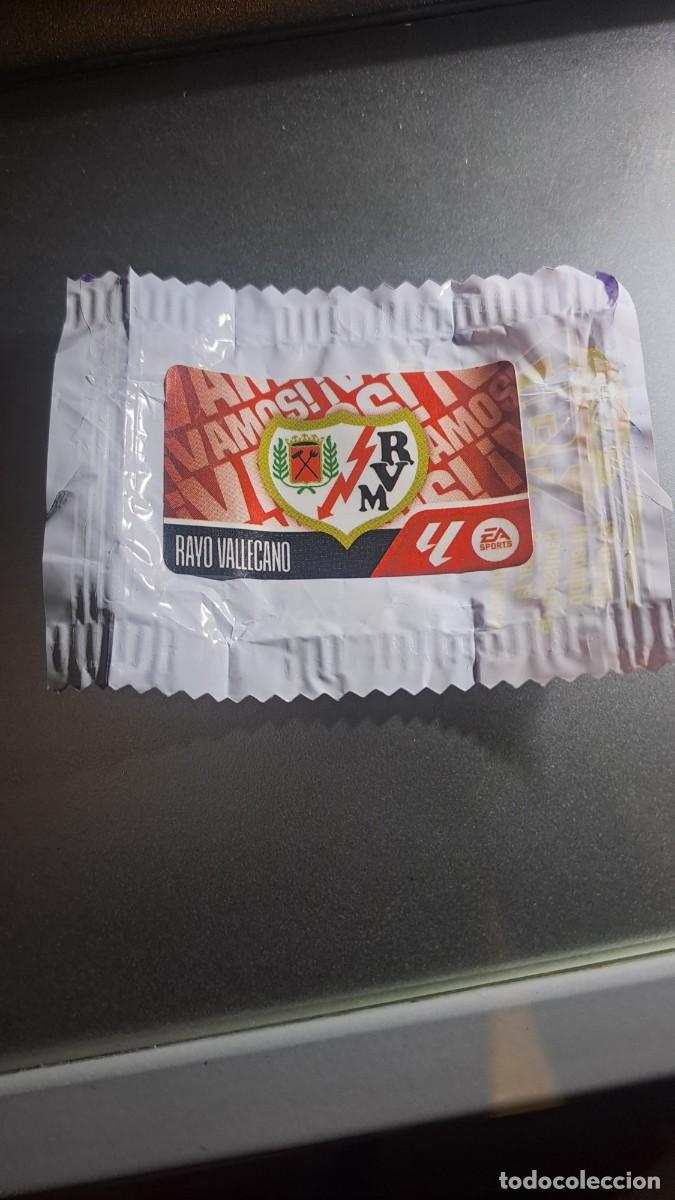 Coleccionismo cromos antiguos: CROMO ESCUDO RAYO VALLECANO CHICLE LIGA 2026 2027 26 27 ESTE PANINI NUNCA PEGADO