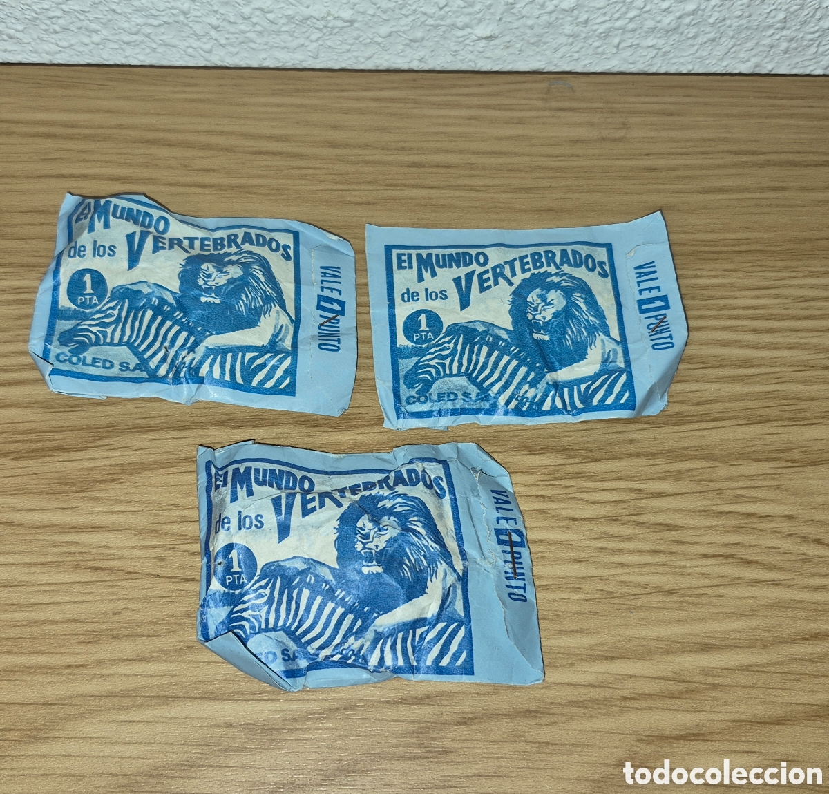 Coleccionismo cromos antiguos: Lote de 3 antiguos sobres sin abrir con una figura de animales. El mundo de los vertebrados. Val&iacute;a 1