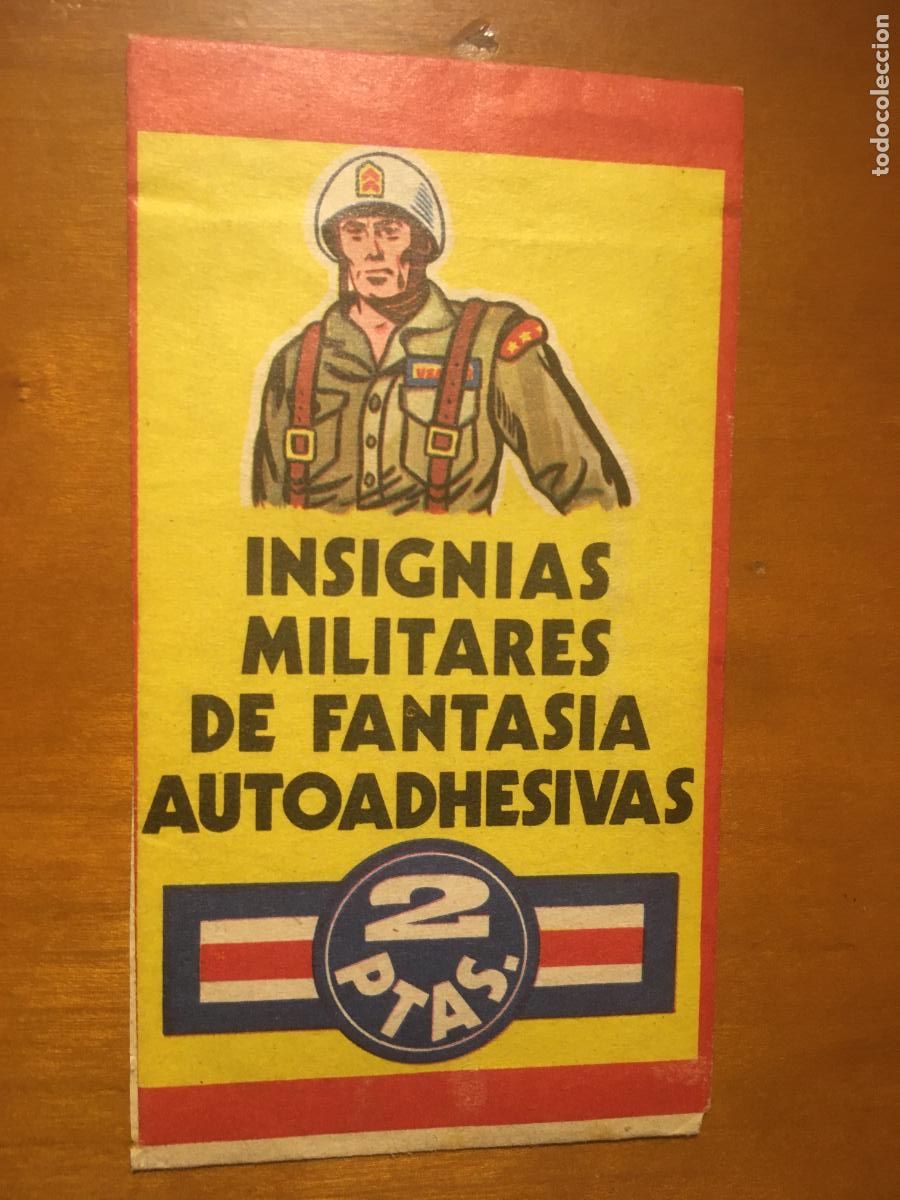 Colecionismo Cromos antigos: insignias militares de fantasia sobre de cromos sin abrir cerrado