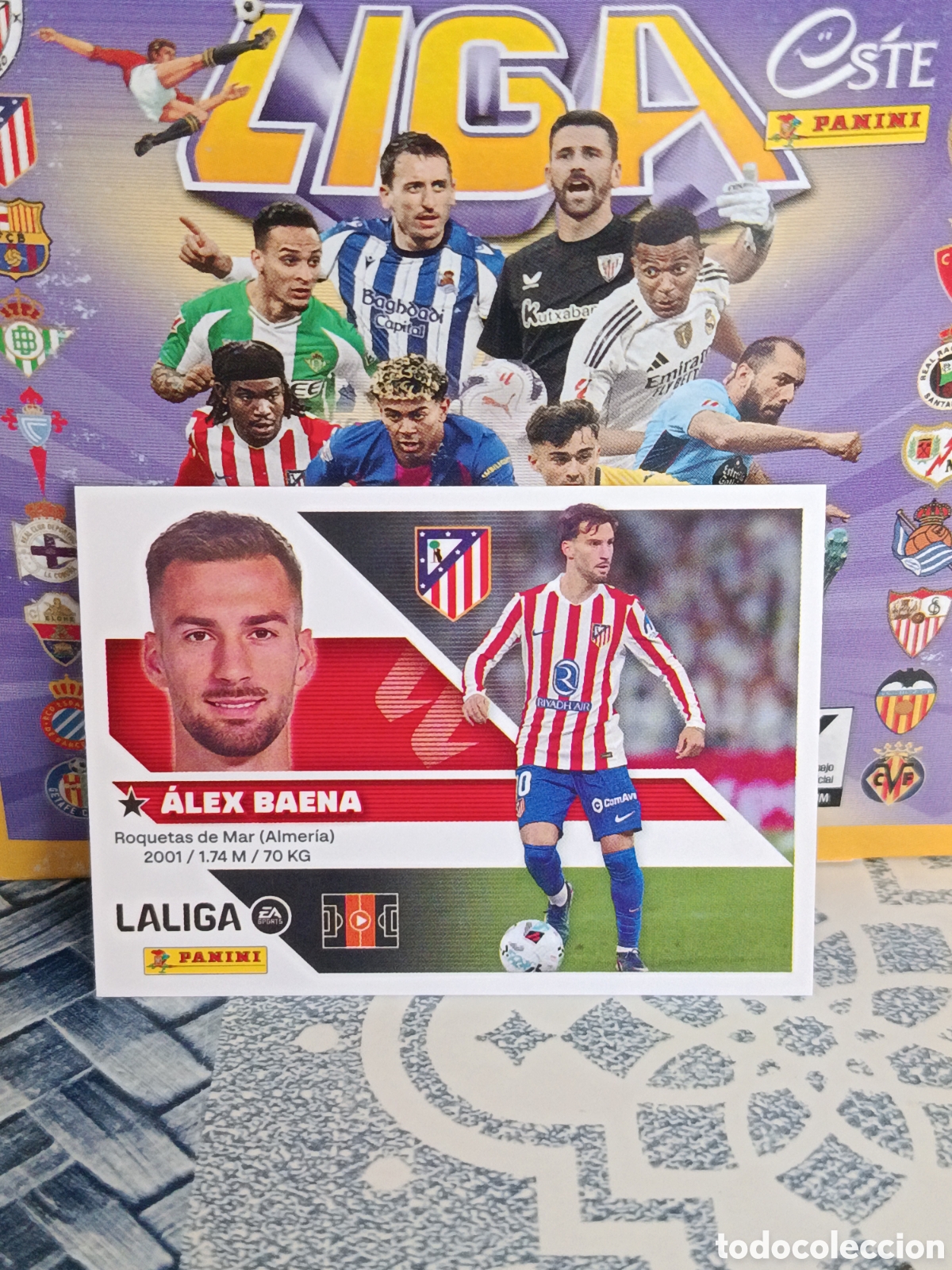 Collezionismo Figurine antiche: ALEX BAENA ATLETICO DE MADRID N&ordm; 15 LIGA ESTE 26 27 2026 2027 PANINI &rdquo;NUEVO DE SOBRE&rdquo;