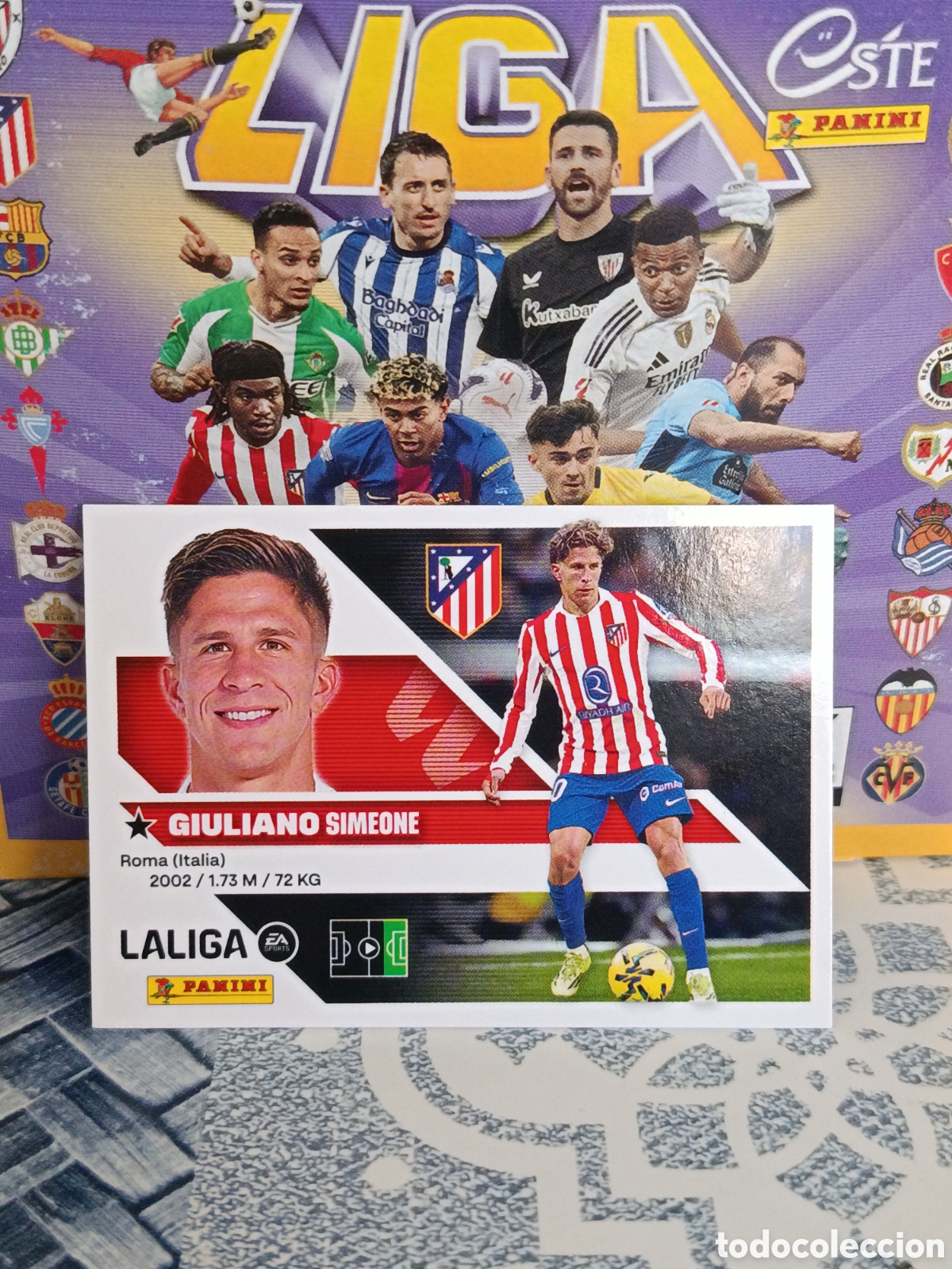 Collezionismo Figurine antiche: GIULIANO ATLETICO DE MADRID N&ordm; 17 LIGA ESTE 26 27 2026 2027 PANINI &rdquo;NUEVO DE SOBRE&rdquo;