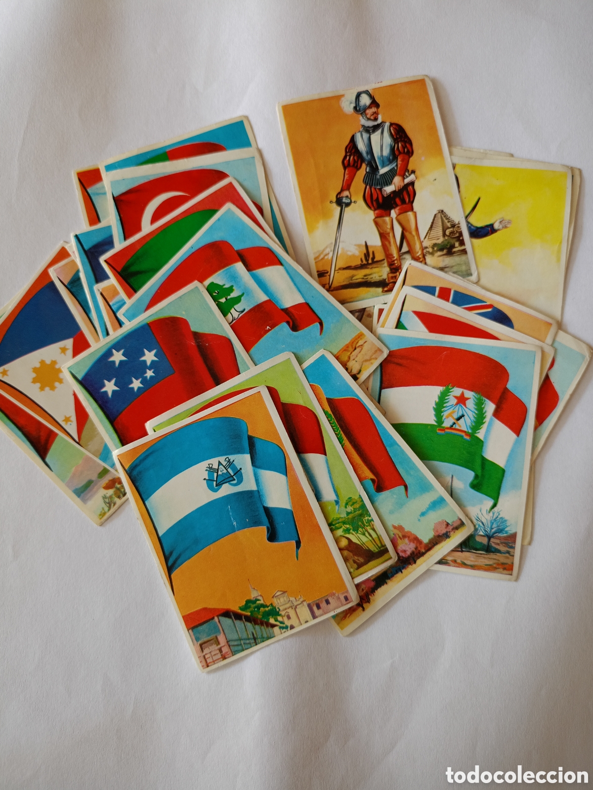 Collectable Antique Stickers: Lote de 31 cromos banderas y uniformes Bruguera