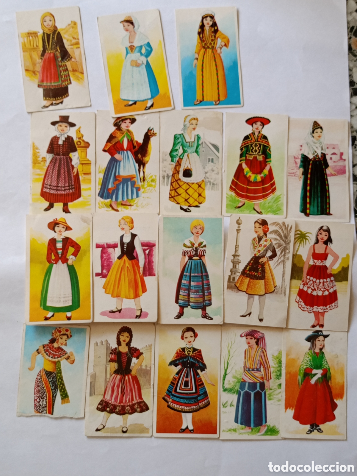 Collectable Antique Stickers: Lote de 18 cromos Trajes t&iacute;picos editorial Maga 1977