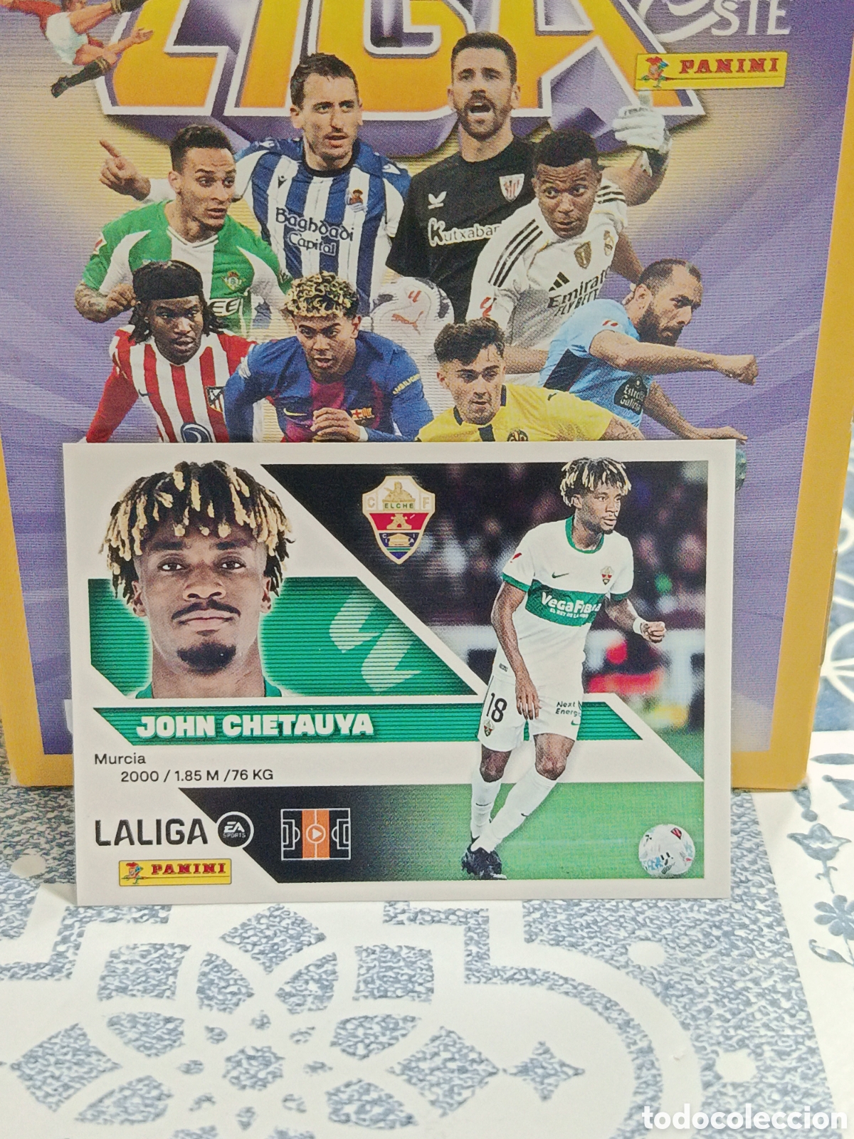 Collezionismo Figurine antiche: JOHN CHETAUYA ELCHE N&ordm; 13 B LIGA ESTE 26 27 2026 2027 PANINI