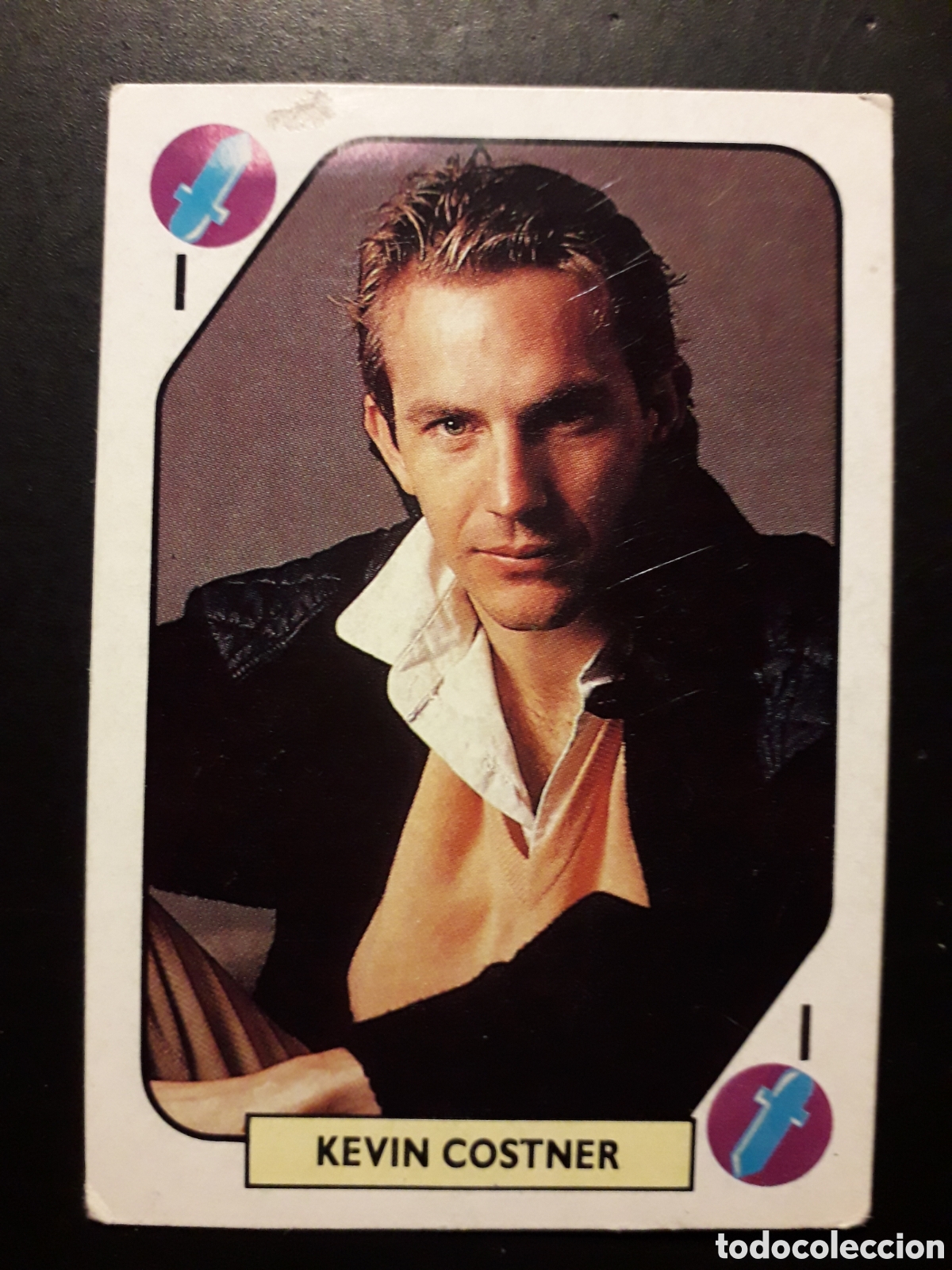 Coleccionismo cromos antiguos: KEVIN COSTNER, TELE BANCO POP TRASERA AZUL 1988. SIN PEGAR, RASPADURA SUPERIOR PEDIDO M&Iacute;NIMO 3&euro;