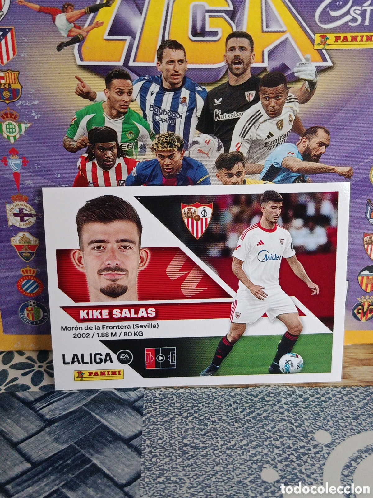 Collezionismo Figurine antiche: KIKE SALAS SEVILLA N&ordm; 7 LIGA ESTE 26 27 2026 2027 PANINI