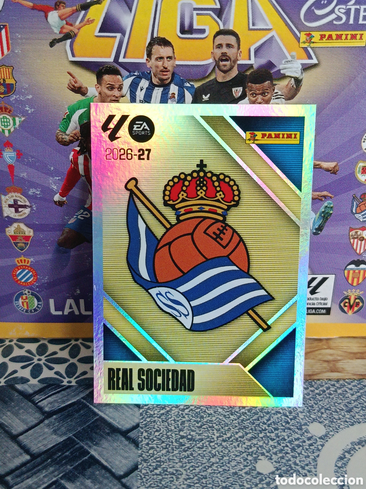 Coleccionismo cromos antiguos: ESCUDO REAL SOCIEDAD N&ordm; 1 LIGA ESTE 26 27 2026 2027 PANINI