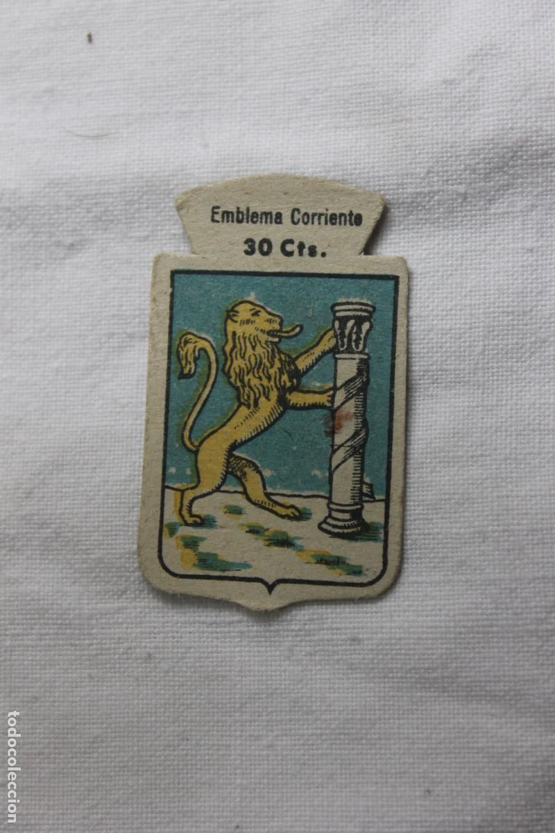 Collectable Antique Stickers: EMBLEMA AUXILIO SOCIAL APELLIDO BADAJOZ N&ordm; 82