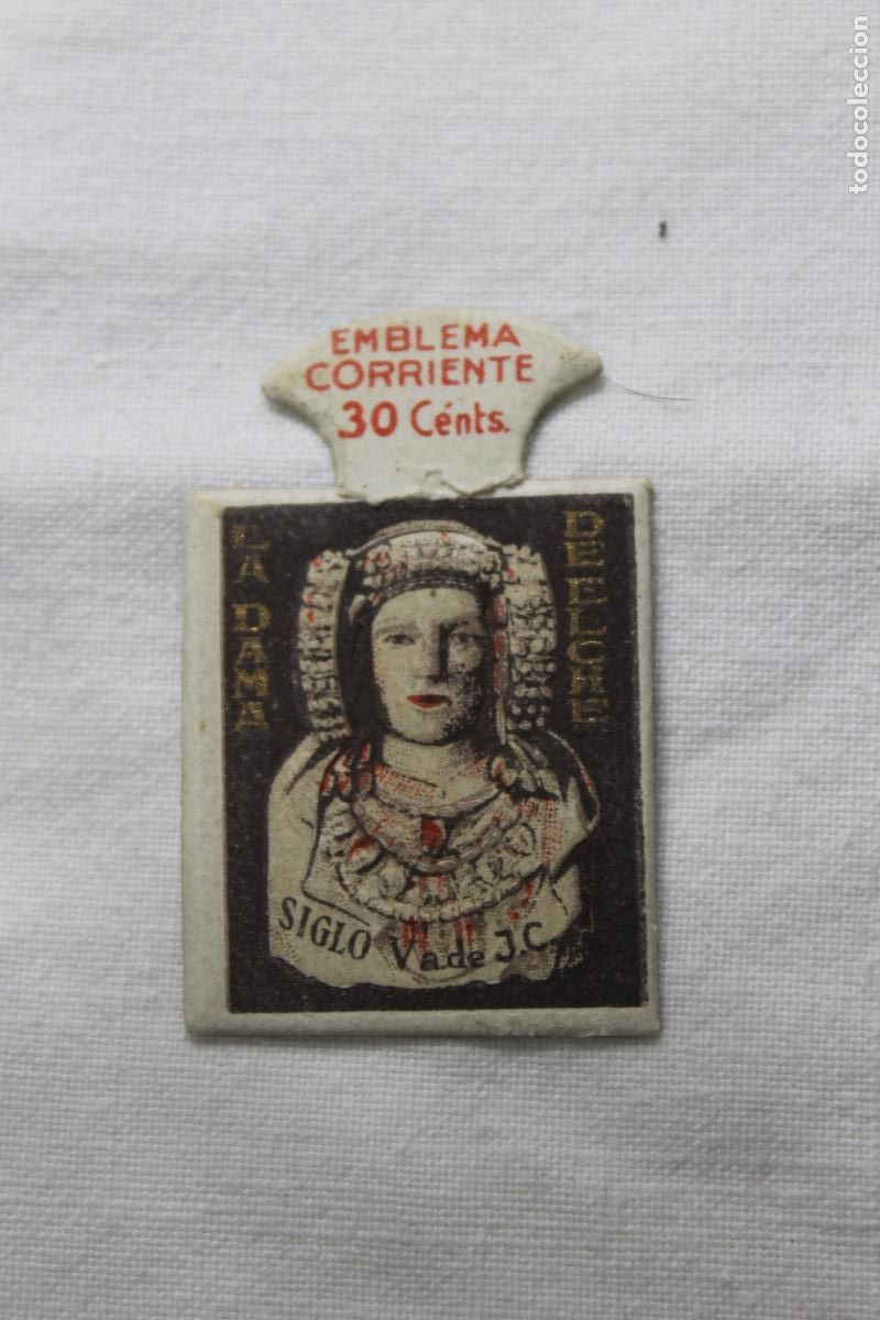 Coleccionismo cromos antiguos: EMBLEMA AUXILIO SOCIAL LA DAMA DE ELCHE N&ordm; 8
