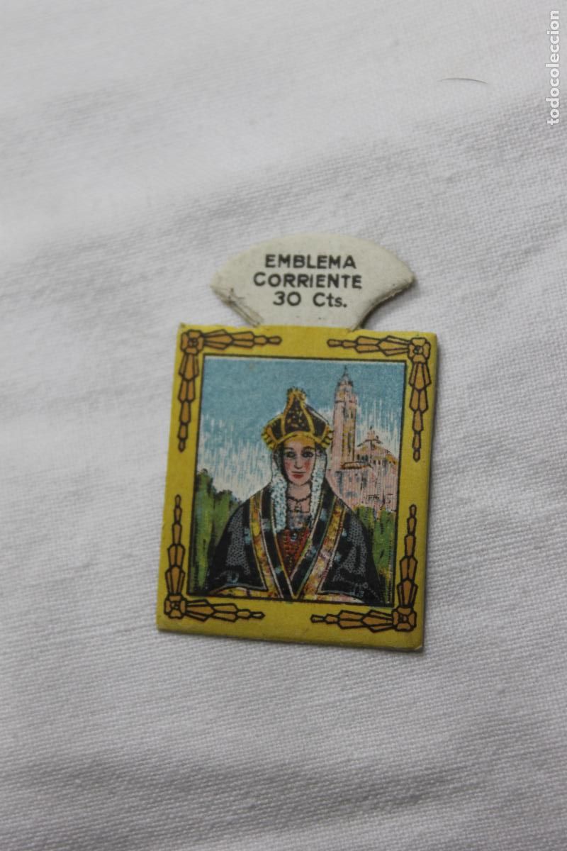 Coleccionismo cromos antiguos: EMBLEMA AUXILIO SOCIAL ALCALDESA DE ZAMARRAMALA N&ordm; 7