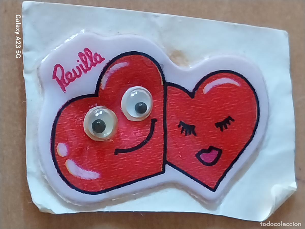 Coleccionismo cromos antiguos: REVILLA CROMO PLASTICO CORAZONES OJOS M&Oacute;VILES PROMO ALIMENTACION 4X2.5CMS ORIGINAL