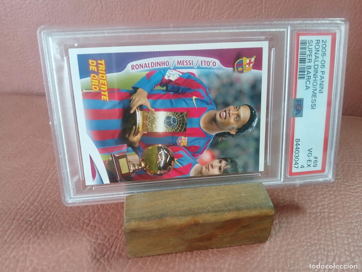 Coleccionismo cromos antiguos: 2005-06 PANINI RONALDINHO/MESSI 69 SUPER BARSA PSA 4