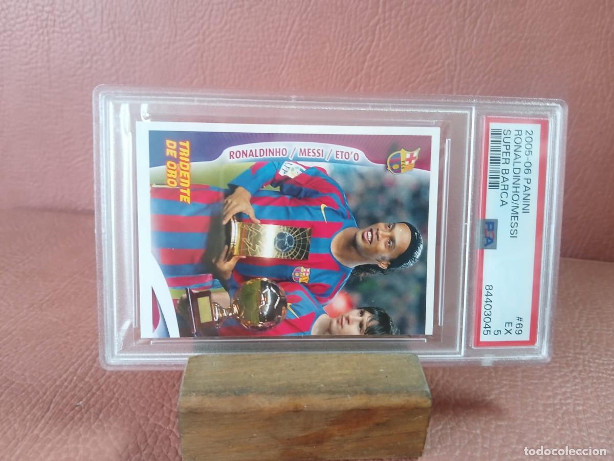 Coleccionismo cromos antiguos: 2005-06 PANINI RONALDINHO/MESSI 69 SUPER BARSA PSA 5