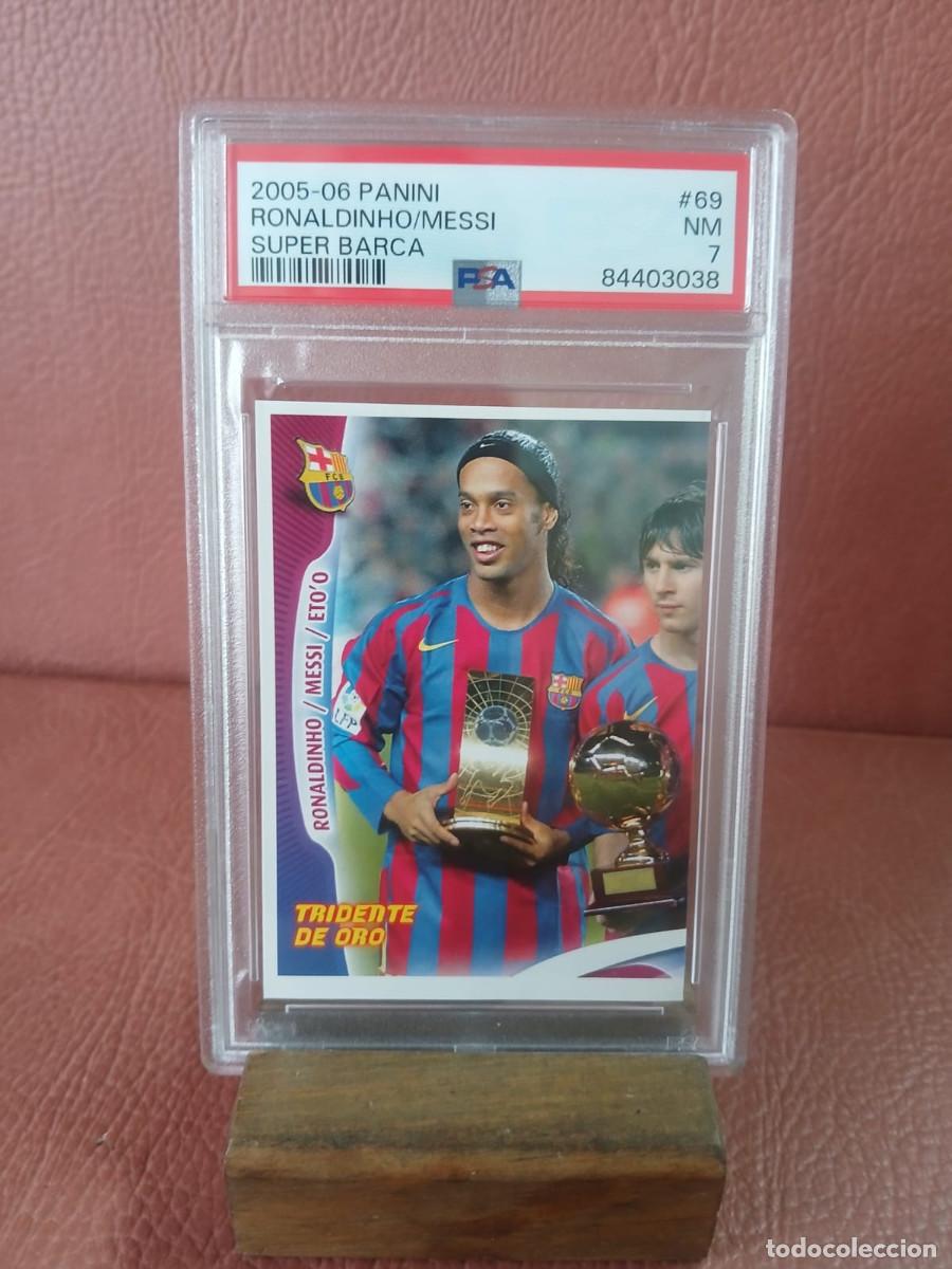 Coleccionismo cromos antiguos: 2005-06 PANINI RONALDINHO/MESSI 69 SUPER BARSA PSA 7
