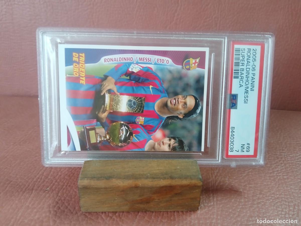Coleccionismo cromos antiguos: 2005-06 PANINI RONALDINHO/MESSI 69 SUPER BARSA PSA 7 - Foto 3