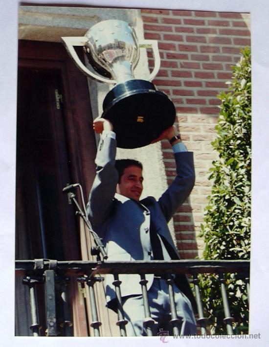 Cromos de f&uacute;tbol: Foto Ra&uacute;l levantando la copa - Foto 1