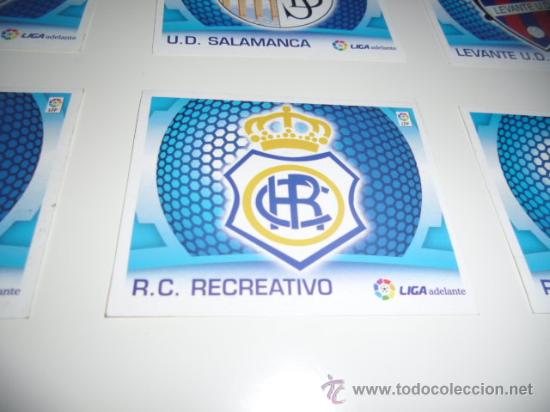 Figurine di Calcio: LIGA ESTE 2009 2010 09 10 FUTBOL LIGA ADELANTE ESCUDO RECREATIVO DE HUELVA