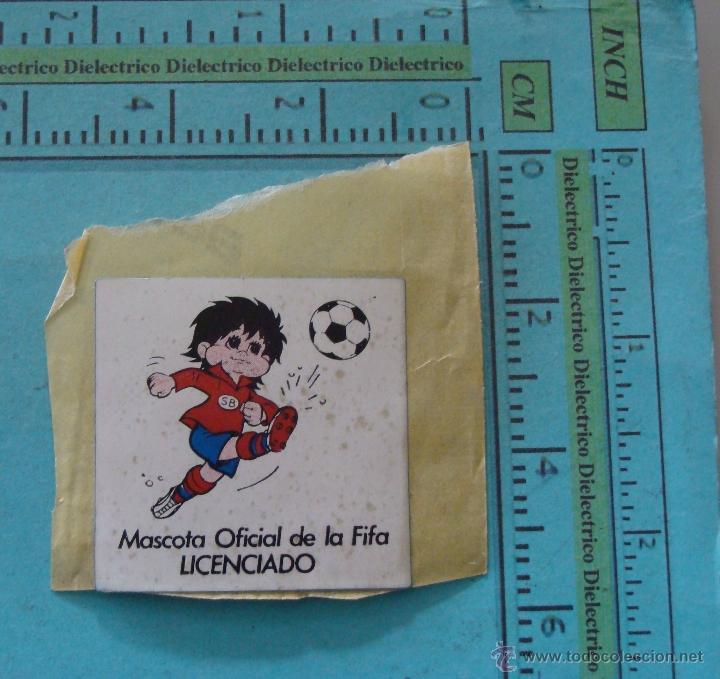 Cromos de F&uacute;tbol: CROMO PEGATINA DE F&Uacute;TBOL. A&Ntilde;OS 80. MASCOTA OFICIAL DE LA FIFA. LICENCIADO