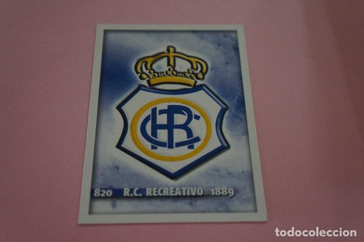 Cromos de f&uacute;tbol: CROMO CARD DE F&Uacute;TBOL ESCUDO DEL RECREATIVO DE HUELVA N&ordm; 820 LIGA MUNDICROMO 2014-2015/14-15