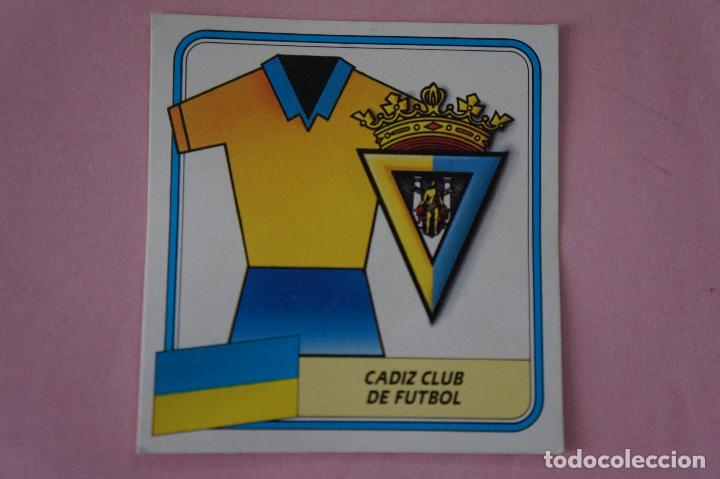 Cromos de f&uacute;tbol: CROMO DE F&Uacute;TBOL DE EQUIPACI&Oacute;N Y ESCUDO DEL C&Aacute;DIZ C.F. DESPEGADO LIGA ESTE 1989-1990/89-90