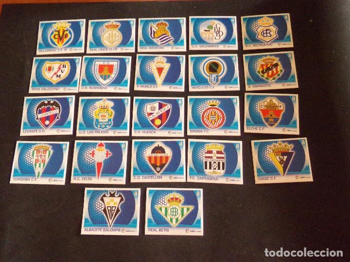 Figurine di Calcio: LOTE DE 22 ESCUDOS 2&ordf; DIVISION, LIGA ESTE 09-10 (2009-2010)