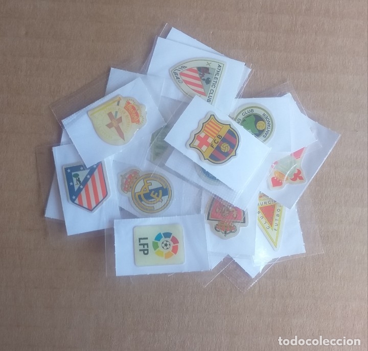 Cromos de f&uacute;tbol: Lote de 20 escudos grandes GREFUSA 1 divisi&oacute;n-completa- en relieve liga 2003-2004 y LFP Precintados