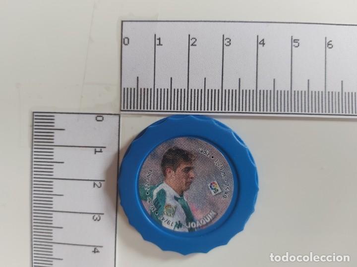 Football Stickers: CHAPA COLOR AZUL  FUTBOL JOAQUIN-BETIS LAS FICHAS DE LA LIGA 2004 MUNDICROMO SPORT