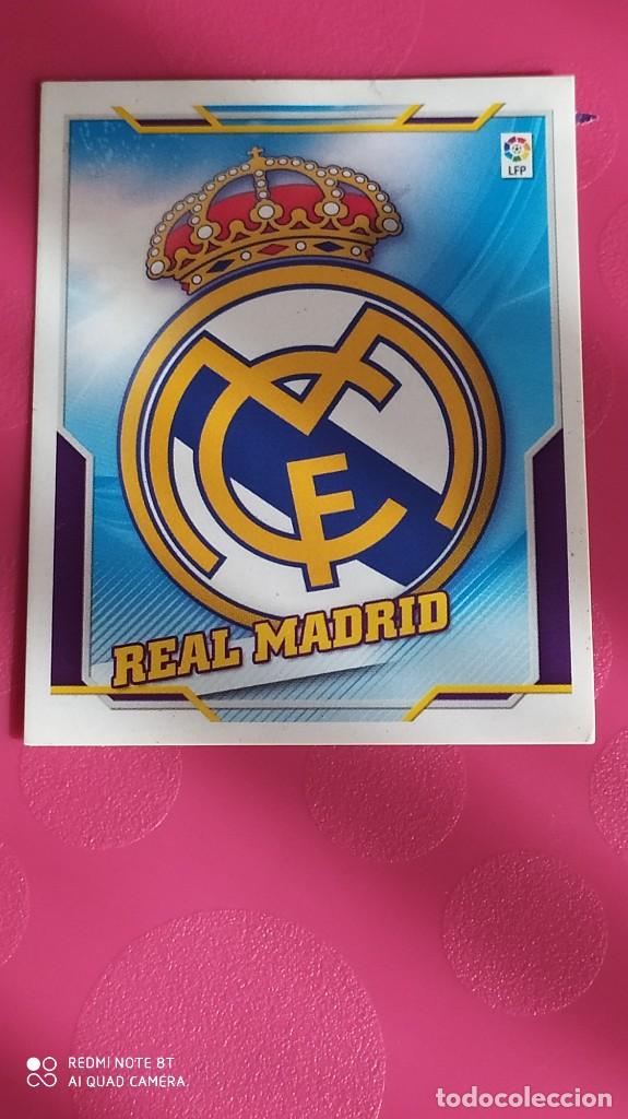 Cromos de f&uacute;tbol: ESCUDO REAL MADRID ESTE 10 11 2010 2011 - Foto 1