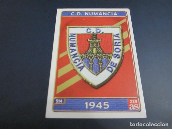 Cromos de f&uacute;tbol: CROMO ESCUDO Y CAMPO DEL NUMANCIA - Foto 1