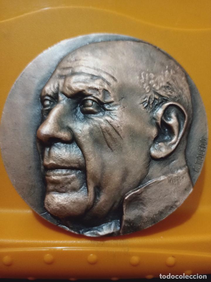 Cromos de F&uacute;tbol: PICASSO MEDALLA MANO BRONCE 8CM DORSO MANOS GUERNICA 1974 GRABADOR TOLEDO