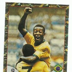 Kind zeigt „Legends-Sticker Pelé | Panini Newsroom Kind zeigt „Legends-Sticker Pelé | Panini Newsroom