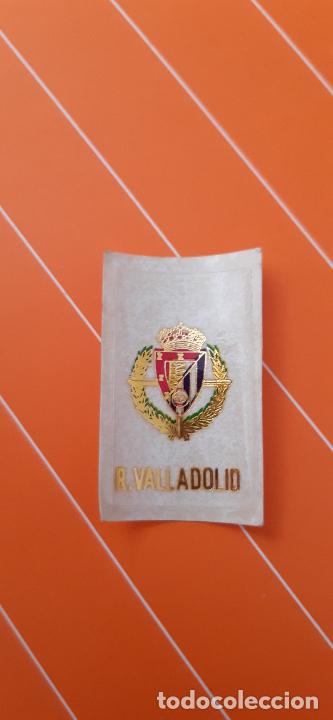 Cartes &agrave; collectionner de Football: PECULIAR ESCUDO F&Uacute;TBOL REAL VALLADOLID BRILLANTE RIBETES DORADOS ADHESIVO. LEER