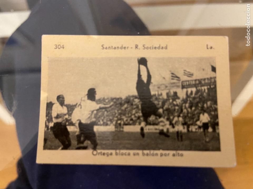Cromos de F&uacute;tbol: cromo n&ordm; 304La santander-real sociedad ortega bloca un balon por alto nuevo kromel 1951 hoja 8