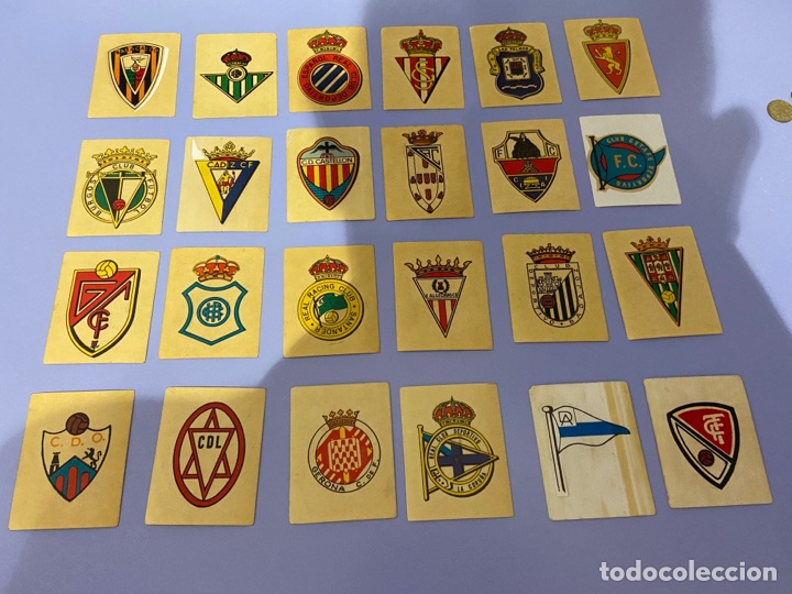 Fu&szlig;ball-Sticker: Lote de 24 pegatinas de escudos de equipos de f&uacute;tbol. A&ntilde;os 80