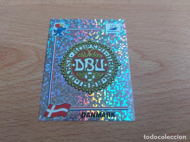 Figurine di Calcio: CROMO FUTBOL MUNDIAL FRANCIA 98 EDITORIAL PANINI 211.ESCUDO-DINAMARCA-NUNCA PEGADO