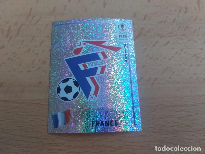 Football Stickers: CROMO FUTBOL MUNDIAL 2002 EDITORIAL PANINI 26.ESCUDO-FRANCIA-NUNCA PEGADO-TRASERA EN NEGRO