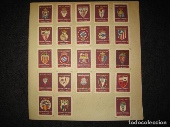 Cromos de f&uacute;tbol: FUTBOL-ESCUDOS-CAJAS DE CERILLAS-COLECCION DE 49 CROMOS PEGADOS A PAPEL-VER FOTOS-(V-23.427)