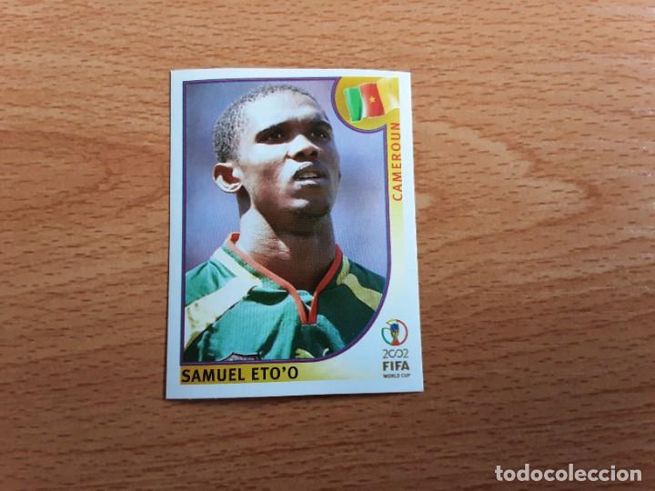 Figurine di Calcio: CROMO FUTBOL MUNDIAL 2002 EDITORIAL PANINI 383.ETO'O-CAMERUN-NUNCA PEGADO-TRASERA EN AZUL