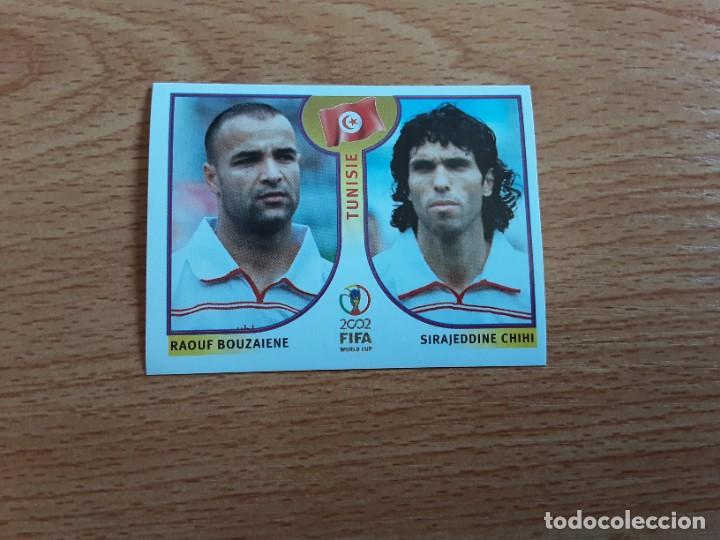 Figurine di Calcio: CROMO FUTBOL MUNDIAL 2002 EDITORIAL PANINI 572.BOUZAIENE/CHINI-TUNEZ-NUNCA PEGADO-TRASERA EN AZUL