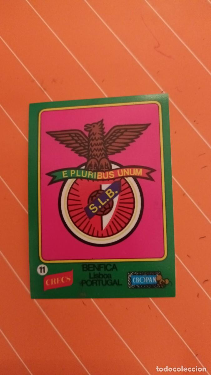 Cromos de F&uacute;tbol: CROPAN CRECS CROMO PL&Aacute;STICO EQUIPOS EUROPA ESCUDO BENFICA LISBOA AUN CON RESTOS CHOCOLATE